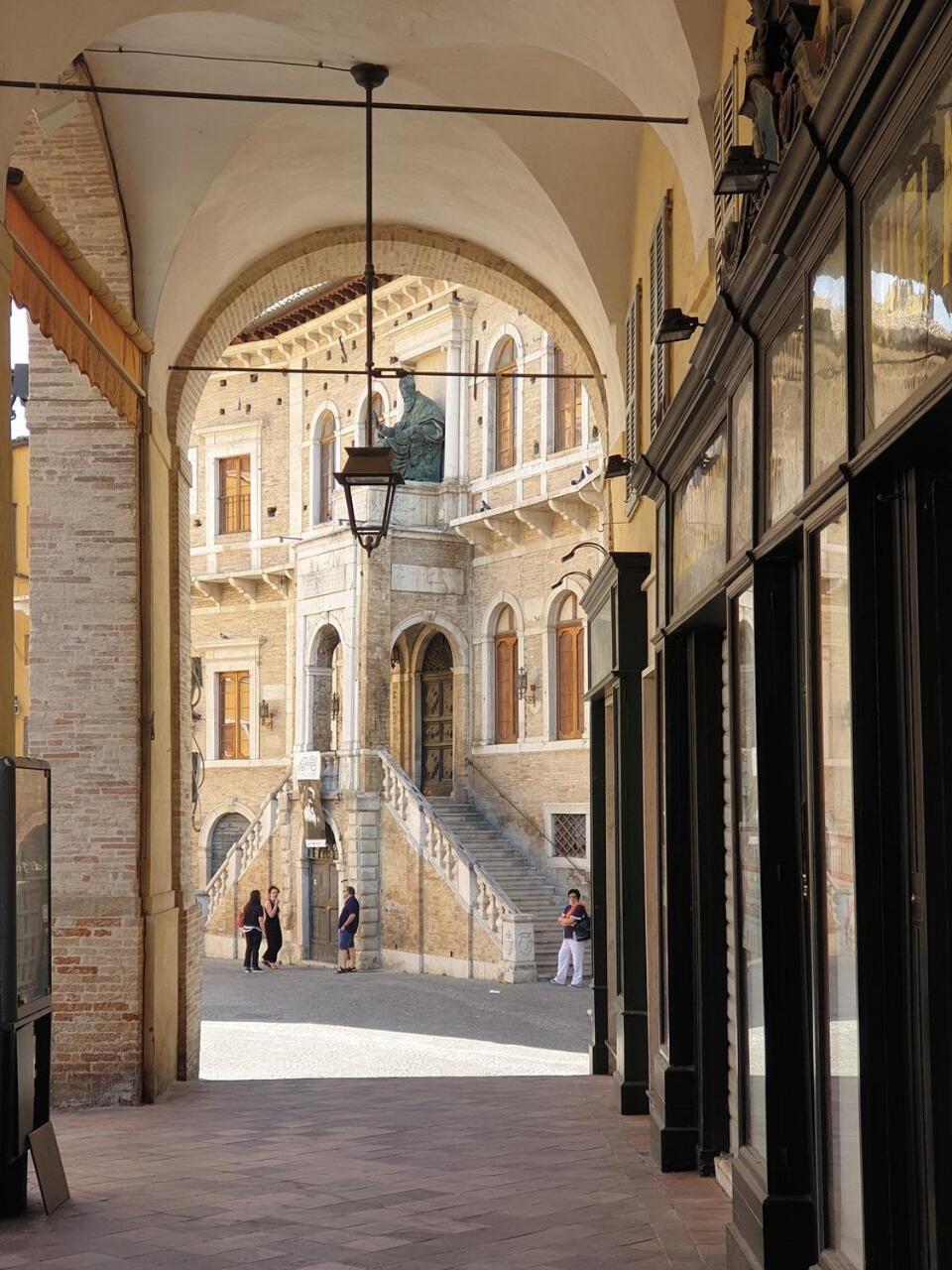 Casa Vacanze Nel Centro Storico Di Fermo Happy Song Eksteriør billede