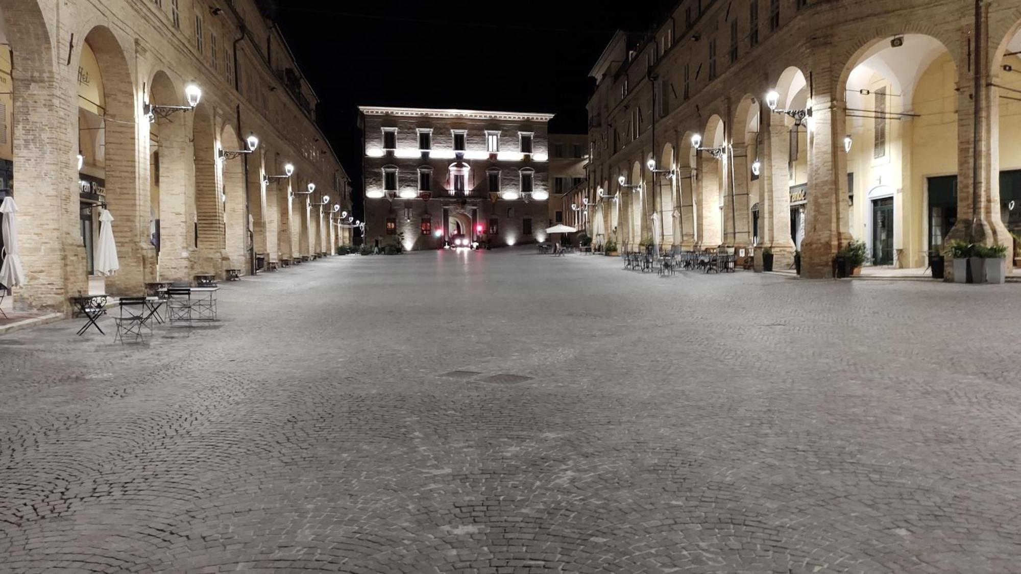 Casa Vacanze Nel Centro Storico Di Fermo Happy Song Eksteriør billede