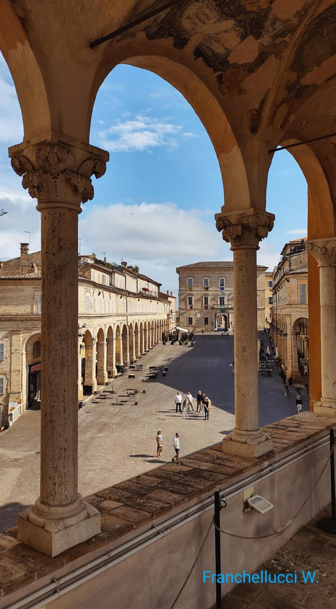 Casa Vacanze Nel Centro Storico Di Fermo Happy Song Eksteriør billede