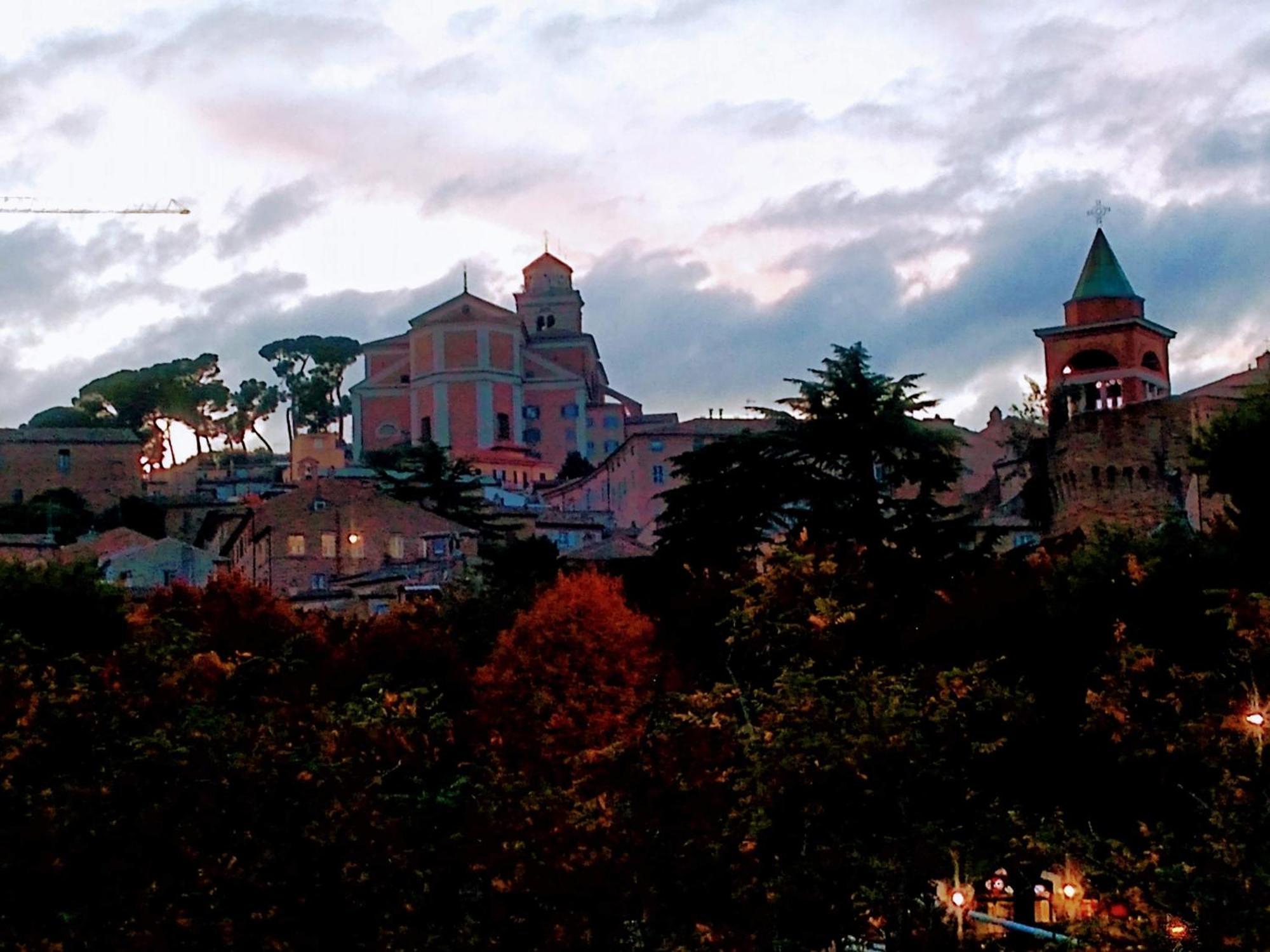 Casa Vacanze Nel Centro Storico Di Fermo Happy Song Eksteriør billede